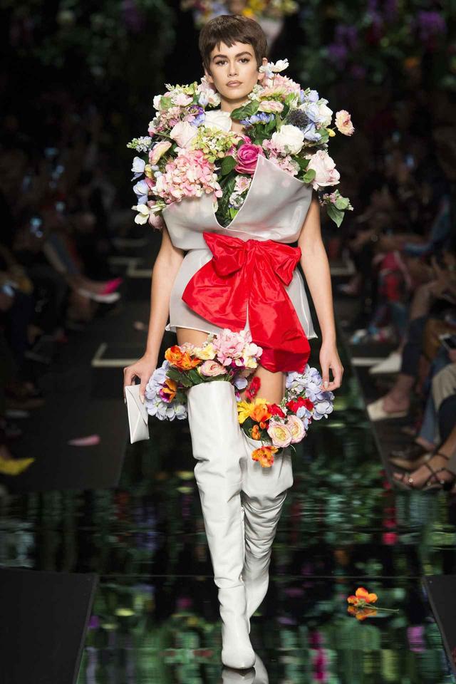 画像1: モスキーノのコレクション、最後に待っていたサプライズに歓喜