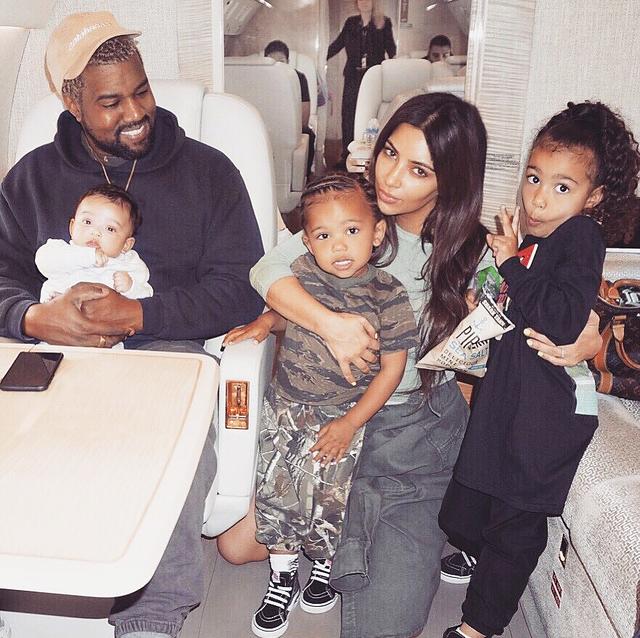 画像: 左がシカゴちゃん。©Kim Kardashian/Instagram