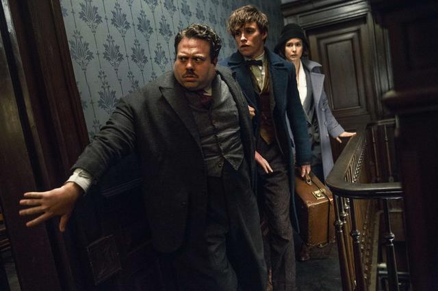 画像: 『ファンタスティック・ビーストと魔法使いの旅』でジェイコブ・コワルスキーを演じた俳優のダン・フォグラー(写真左)。