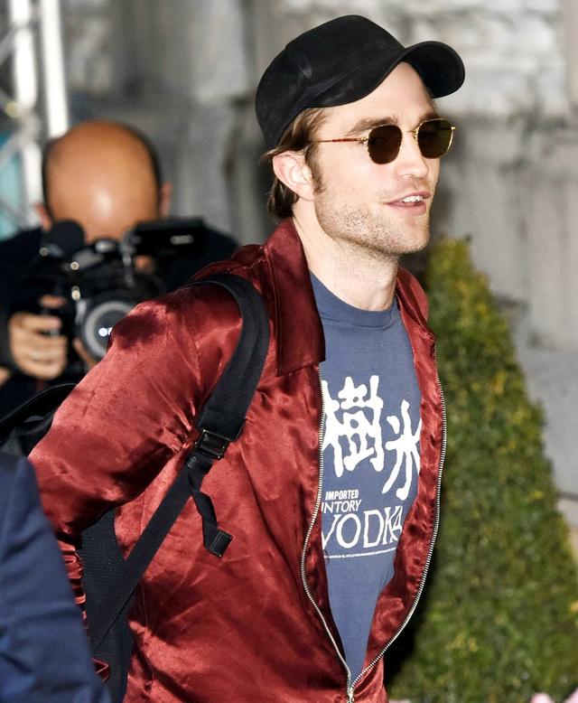 画像1: ロバート・パティンソンの私服Tシャツに書かれた謎の「日本語」が気になりすぎる