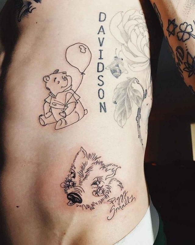 画像: ピートの脇腹下に入った子ブタのタトゥー。©girlknewyork/Instagram www.instagram.com