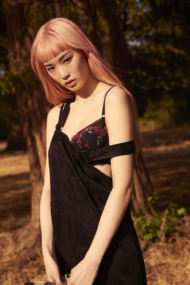 画像2: AMOSTYLE BY Triumphの大人ハロウィンなアイテムを
人気モデルのフェルナンダ・リーが着こなす