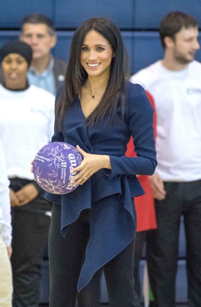 画像: イベント中に参加者たちがスポーツを楽しむのが恒例で、メーガン妃とヘンリー王子も一般人たちとネットボールを楽しんだ。