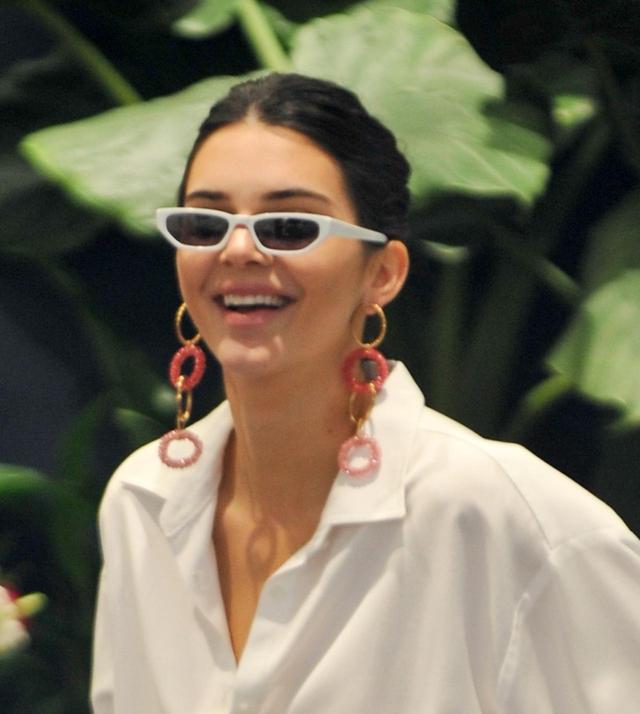 画像2: 白シャツが使える!ケンダル・ジェンナー、真似したくなる「ホワイトコーデ」に釘付け