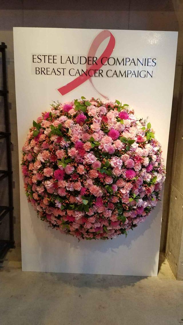 画像1: ピンクの花に囲まれたイベントの様子は?