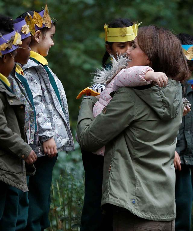 画像2: キャサリン妃に会えて喜びが爆発した少女が取った「行動」に胸キュン