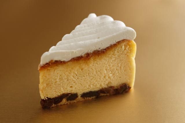 画像: ジャージー牛乳のコクと自家製ラムレーズンのハーモニー! 東京スーパーチーズケーキ