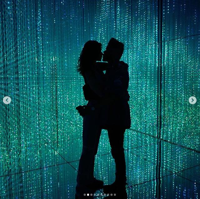 画像: 「チームラボ ボーダレス」でのキス写真。