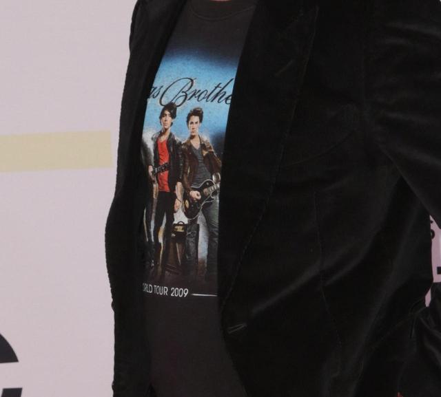 画像: ジョンが着用していたTシャツとは?