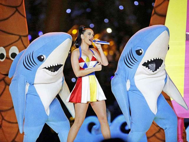画像: ケイティ・ペリーのスーパーボウル・ハーフタイムショーに登場したサメ。