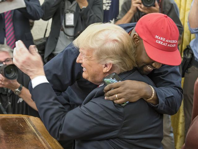 画像: がっちりとハグを交わすカニエとトランプ大統領。