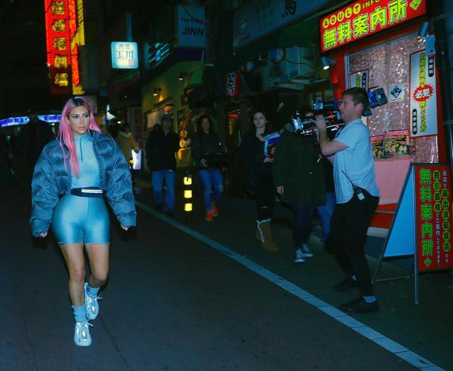 画像: 渋谷を歩きまわるキム・カーダシアンご一行。カメラクルーを従えていただけに、目立ちまくっていた。