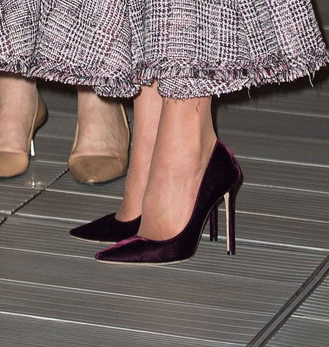 画像2: キャサリン妃、トレンドのチェック柄ドレス×パープルの最新コーデがオシャレ