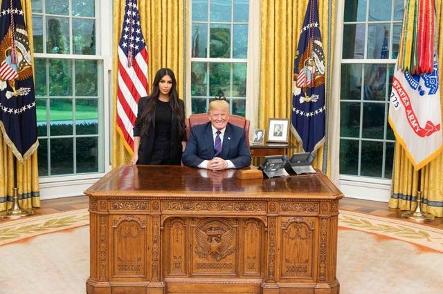 画像: ホワイトハウスでトランプ米大統領と対面したキム。©Donald Trump/Twitter