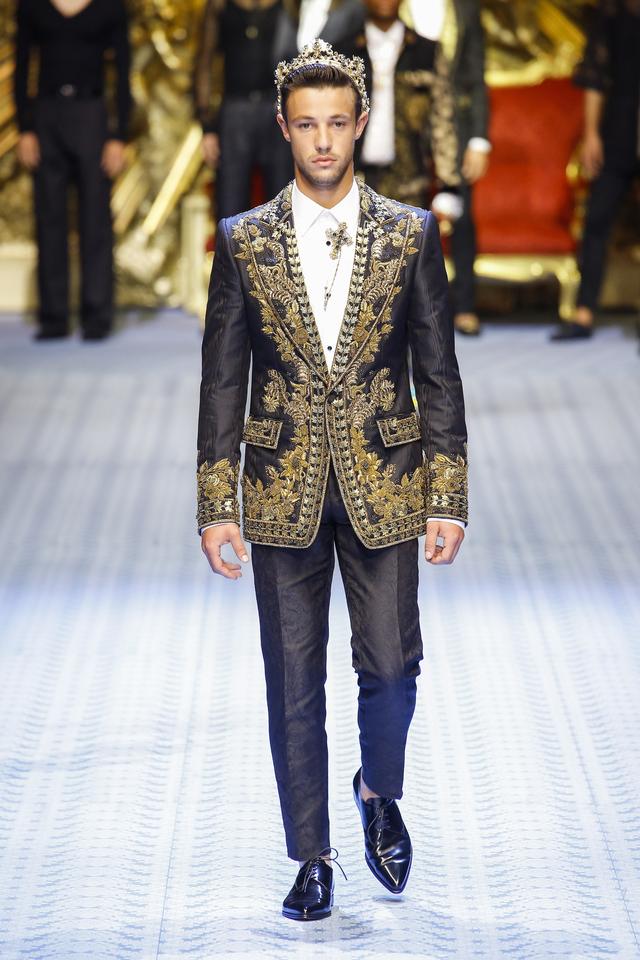 画像: ミラノ・ファッションウィークでDolce & Gabbana2019春夏コレクションのランウェイを歩くキャメロン・ダラス