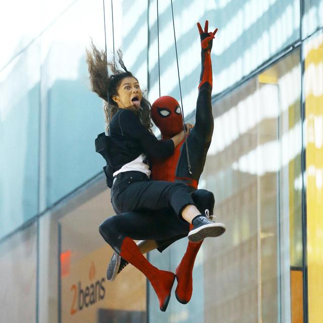 画像5: 『スパイダーマン』撮影中にゼンデイヤがスパイダーマンにしがみつき空中を舞う