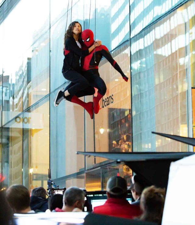 画像4: 『スパイダーマン』撮影中にゼンデイヤがスパイダーマンにしがみつき空中を舞う