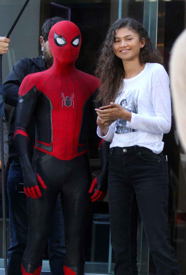 画像1: 『スパイダーマン』撮影中にゼンデイヤがスパイダーマンにしがみつき空中を舞う
