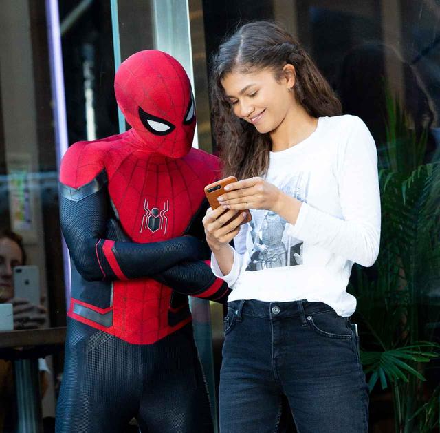 画像3: 『スパイダーマン』撮影中にゼンデイヤがスパイダーマンにしがみつき空中を舞う