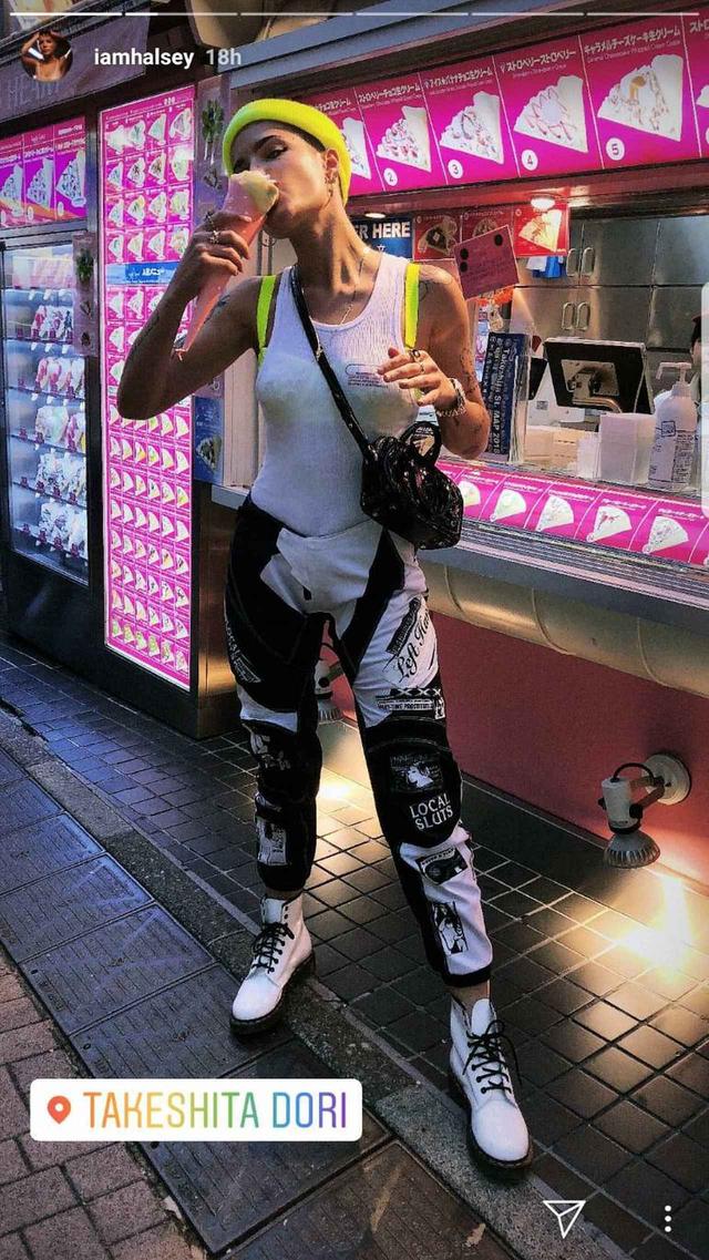 画像2: ホールジー、最低気温13度の東京でつわものファッションを披露
