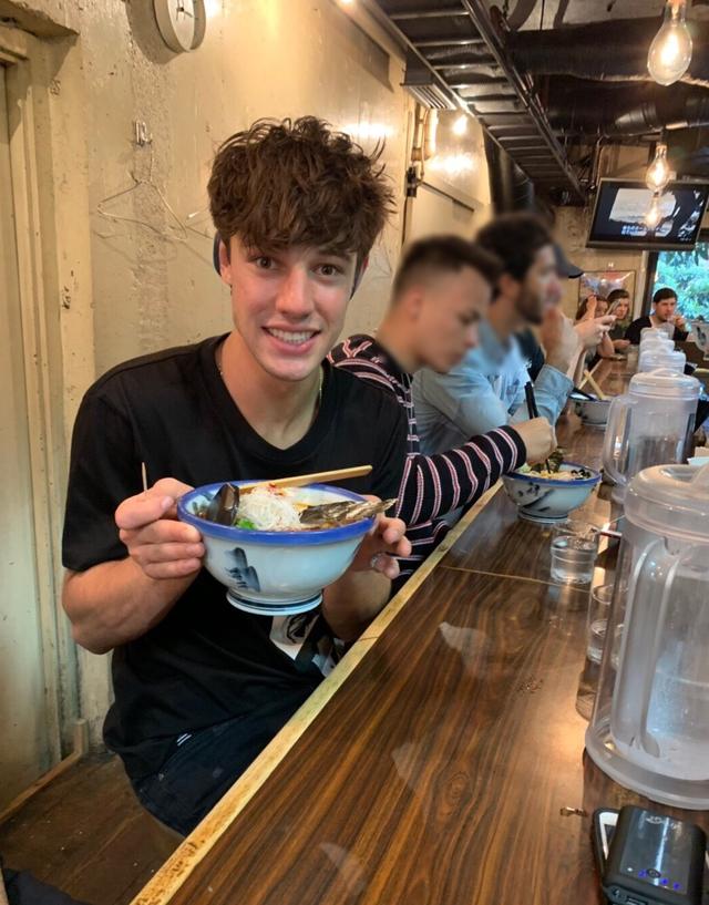 画像: 恵比寿のラーメン店で柚子辣湯麺を2杯も頼んだキャメロン。