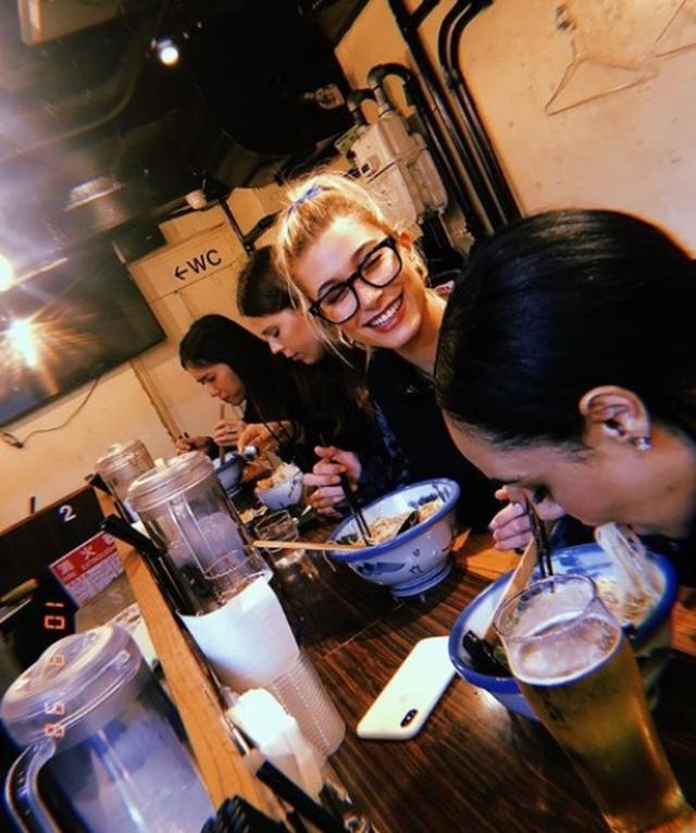 画像: つい1週間前には、ヘイリーが同じラーメン店を訪れていた。©Hailey Baldwin