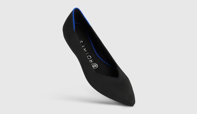 画像: ブラックにさりげなくロイヤルブルーのアクセントが入ったカラーをチョイス。 rothys.com