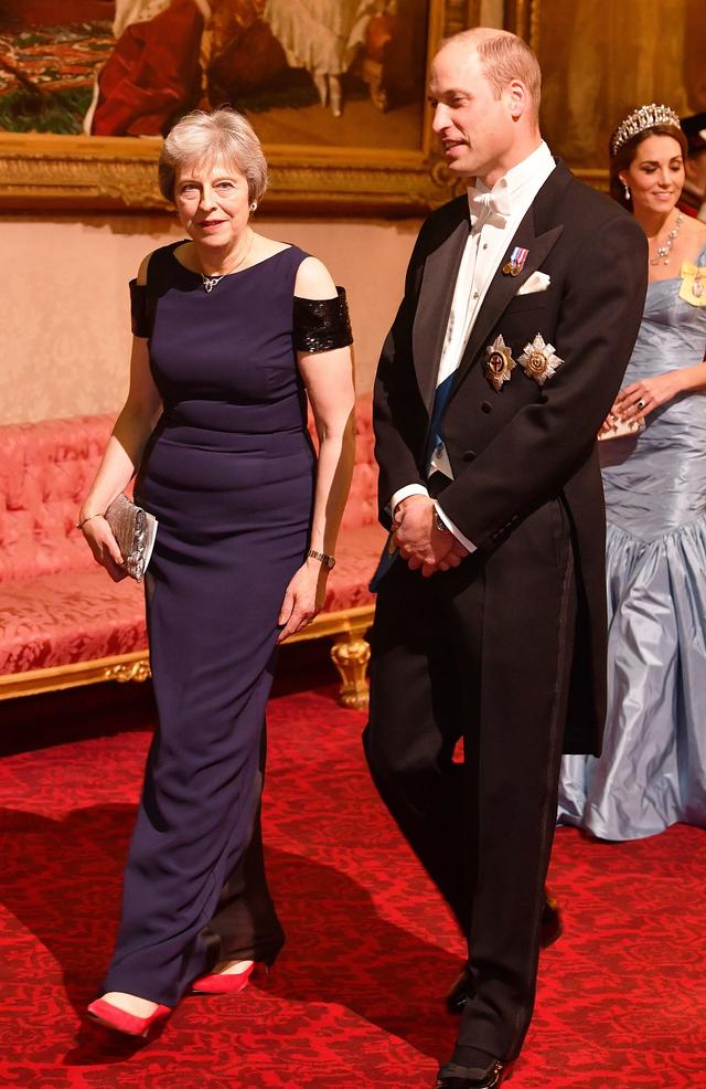 画像: テリーザ・メイ首相とウィリアム王子。