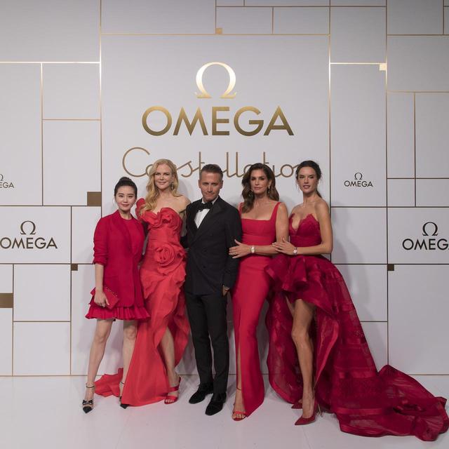 画像: (左から)リウ・シーシー、ニコール・キッドマン、オメガ社社長兼CEO レイナルド・アッシェリマン、シンディ・クロフォード、アレッサンドロ・アンブロジオ
