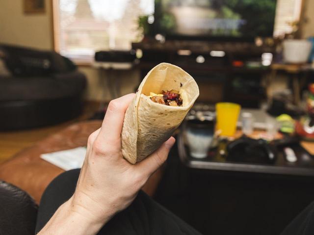 画像: ブリトーの食べ方に注目が集まる