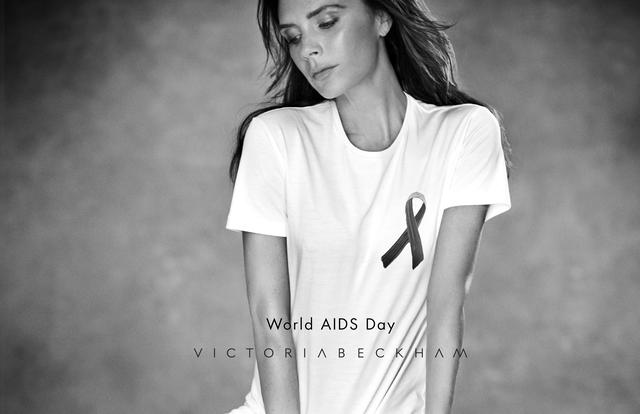 画像: 1日は世界エイズデー。写真は2014年の世界エイズデーにチャリティTシャツを販売したヴィクトリア・ベッカム。