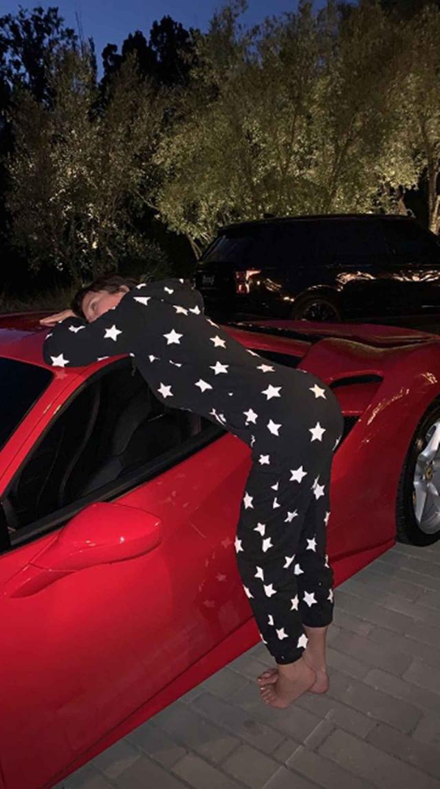 画像: 愛しのフェラーリに抱き着くクリス。 ©Kylie Jenner/Instagram