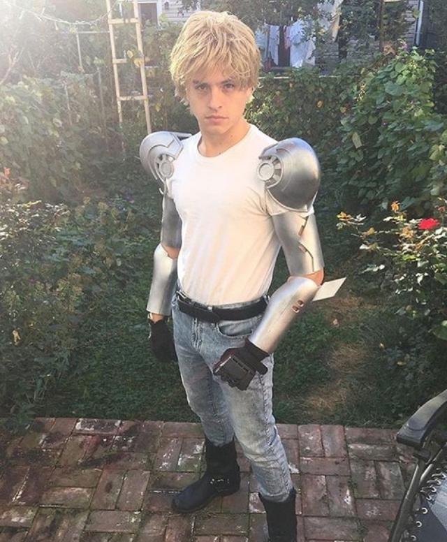 画像: 「ジェノス」になりきるディラン。©Dylan Sprouse/ Instagram