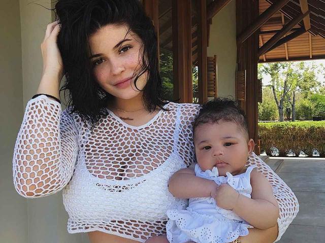 画像: 2月1日に誕生したストーミちゃん。©Kylie Jenner/Instagram