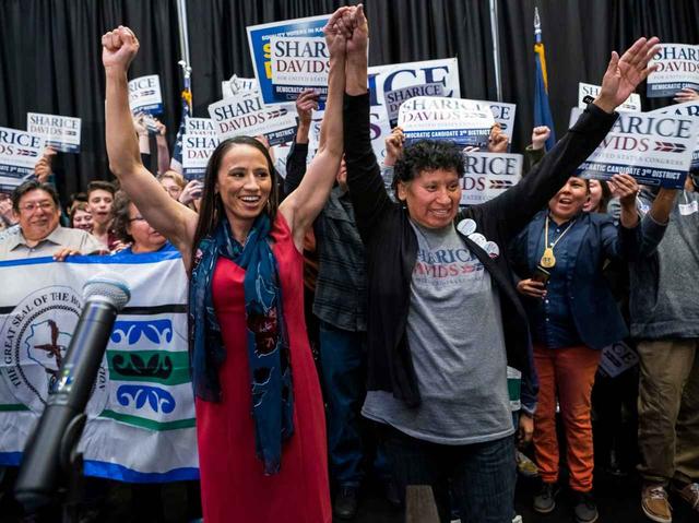 画像: 米史上初のネイティブアメリカンの女性議員となったシャリス・デイビッズ氏。