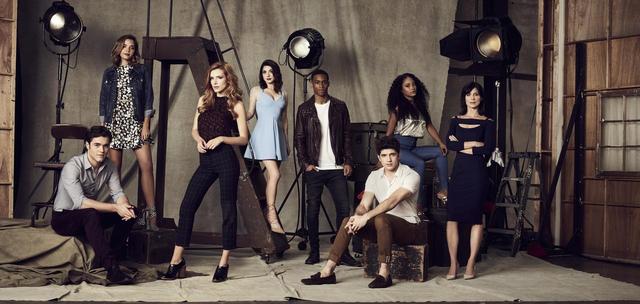 画像2: 大学生から人気女優へと駆け上がる注目ドラマ『FAMOUS IN LOVE』のファッションに迫る