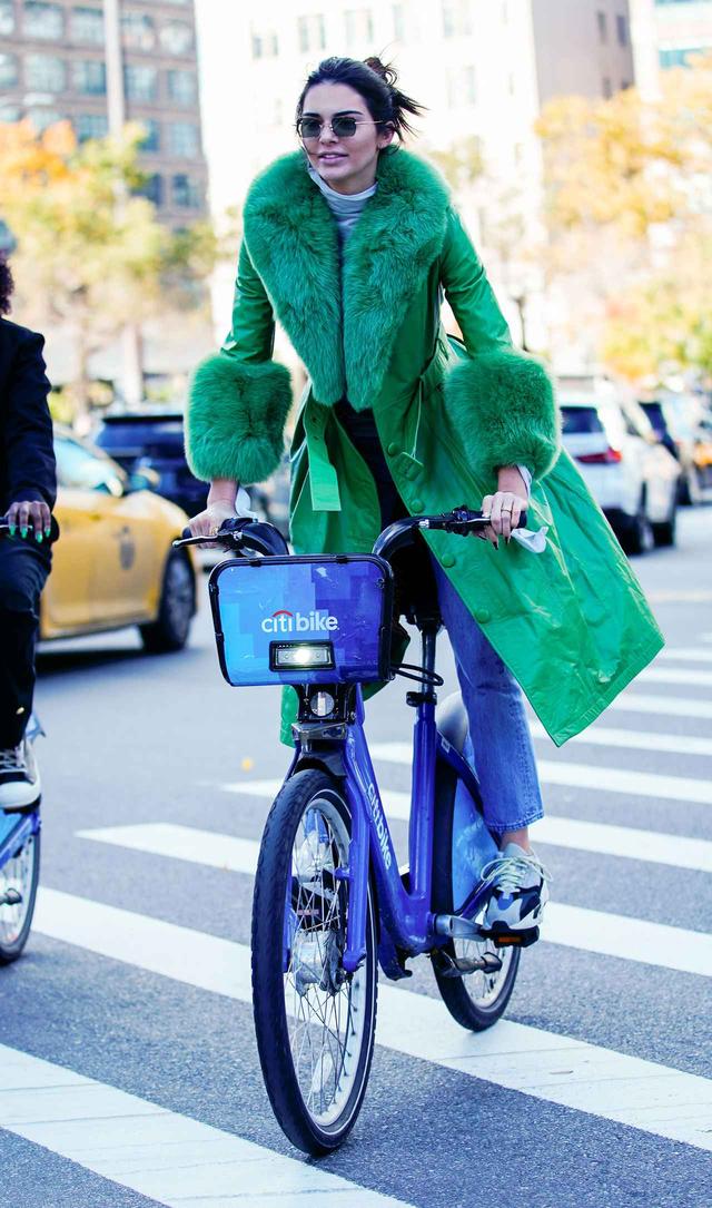 画像3: ケンダル・ジェンナー、38万円のコートでレンタル自転車に乗る