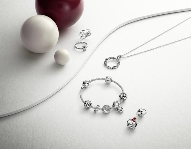 画像1: PANDORA新作は、冬の美しさが光る、重ねづけを楽しむ極上ジュエリー