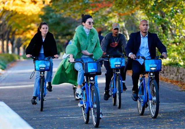 画像1: ケンダル・ジェンナー、38万円のコートでレンタル自転車に乗る