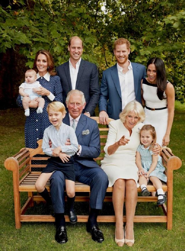画像: 写真はチャールズ皇太子の70歳の誕生日を記念して公開された家族写真。©Kensington Palace / Twitter twitter.com