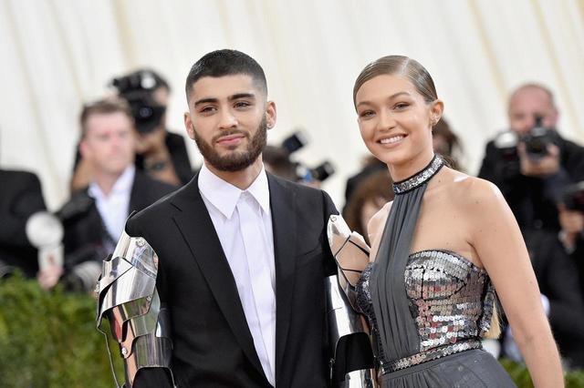 画像: ゼインと恋人でモデルのジジ・ハディッド。ジジはテイラーの友達軍団(スクワッド)の一員として知られており、ゼインをテイラーと引き合わせたのもジジ。