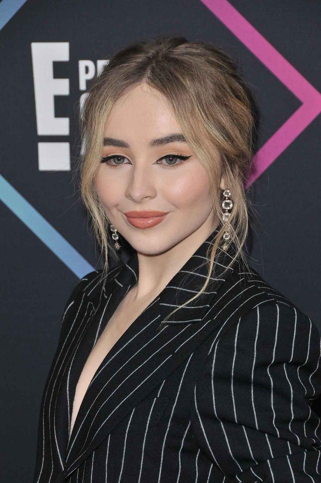 画像2: サブリナ・カーペンター、日本発のアイライナーでキリッと大人っぽく