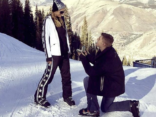 画像: プロポーズ風景。現在はこの写真は削除されている。©Paris Hilton /Instagram