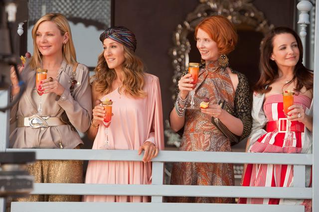 画像: 映画『SATC2』のワンシーン。左からサマンサ役のキム・キャトラル、キャリー役のサラ・ジェシカ・パーカー、マチルダ役のシンシア・ニクソン、シャーロット役のクリスティン・デイヴィス。