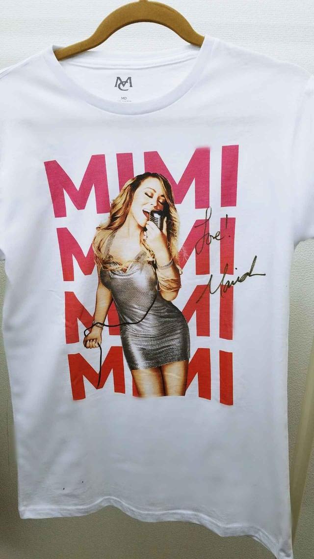 画像: 注意:サインの過程でついたと思われるインク跡がTシャツの下についています。