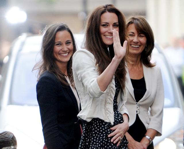画像: 左から:キャサリン妃の妹ピッパ・ミドルトン、キャサリン妃、母のキャロル・ミドルトン。
