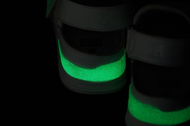 画像2: オニツカタイガー、スニーカーを履いて加わった力で発光するスニーカーを発売!