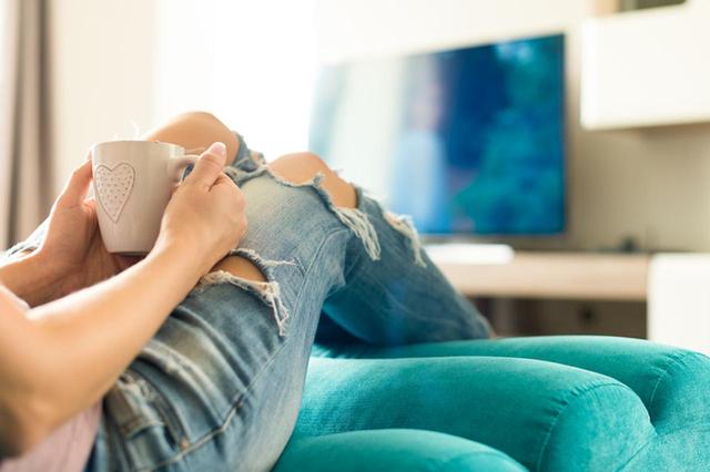 画像: テレビのCM中にできるソファーエクササイズ