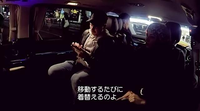 画像2: キムが東京の道端で「生着替え」