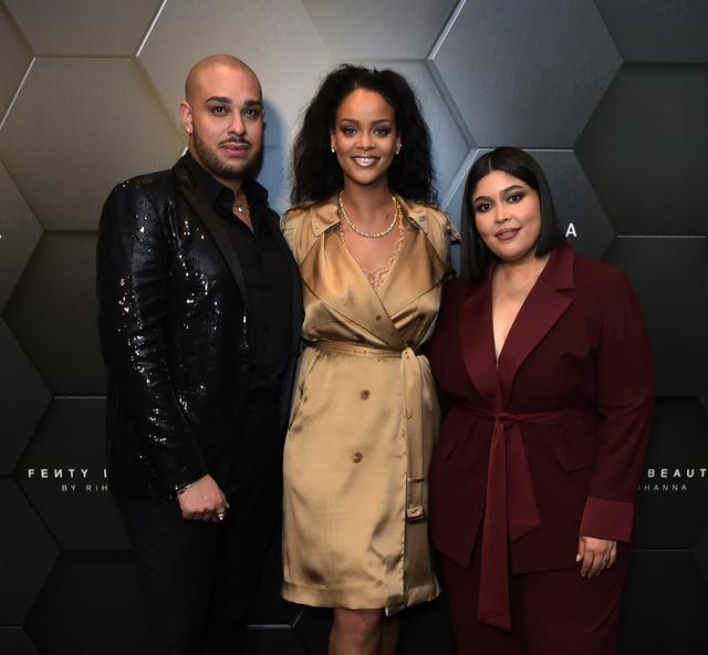 画像: ドバイでのローンチイベントに出席したリアーナとプリシラ(写真右)。左は同じくFenty Beauty公認メイクアップアーティストのヘクター・エスピナール。